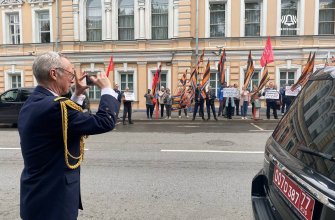 Представитель Франции снимает митинг Национально-освободительного движения у посольства Норвегии в Москве.